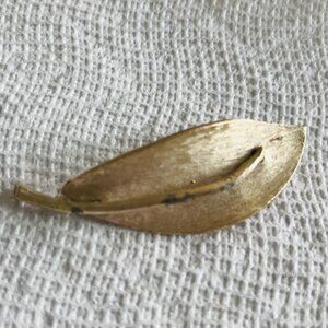 Vintage BSK Brooch Lapel Pin Gold Toned Leaf
